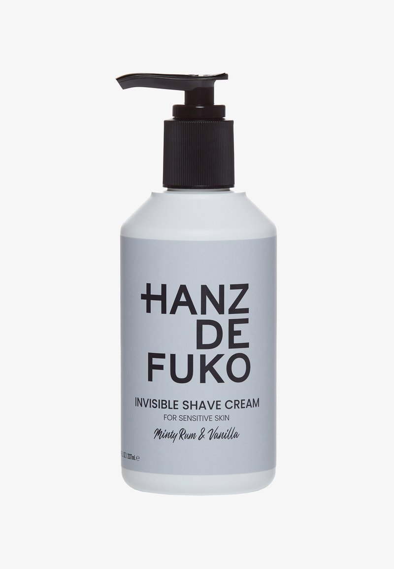 Bouteille grise avec un bouchon-pompe noir, étiquetée "Crème à raser Invisible Hanz De Fuko" avec du texte noir, conçue pour les peaux sensibles, 237 mL.
