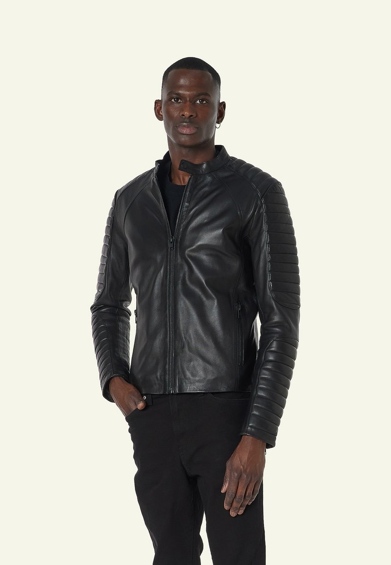 Zwarte leren jas met een hoge kraag, slank ontwerp, geribde schouderaccenten en een rits aan de voorkant. Geschikt voor casual draag.