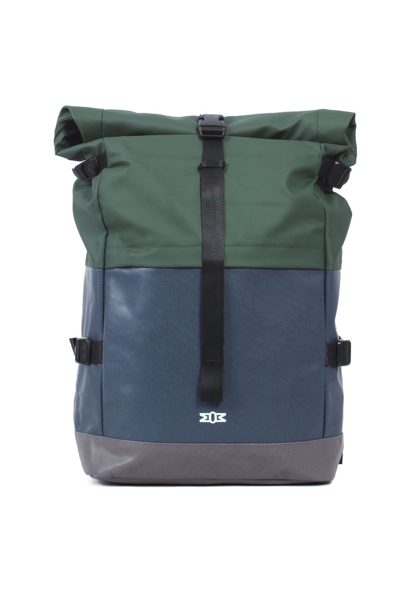 Ryggsäck med rulltoppdesign, tillverkad av grönt och marinblått vattentätt material, med svarta remmar, detaljer och en grå botten.