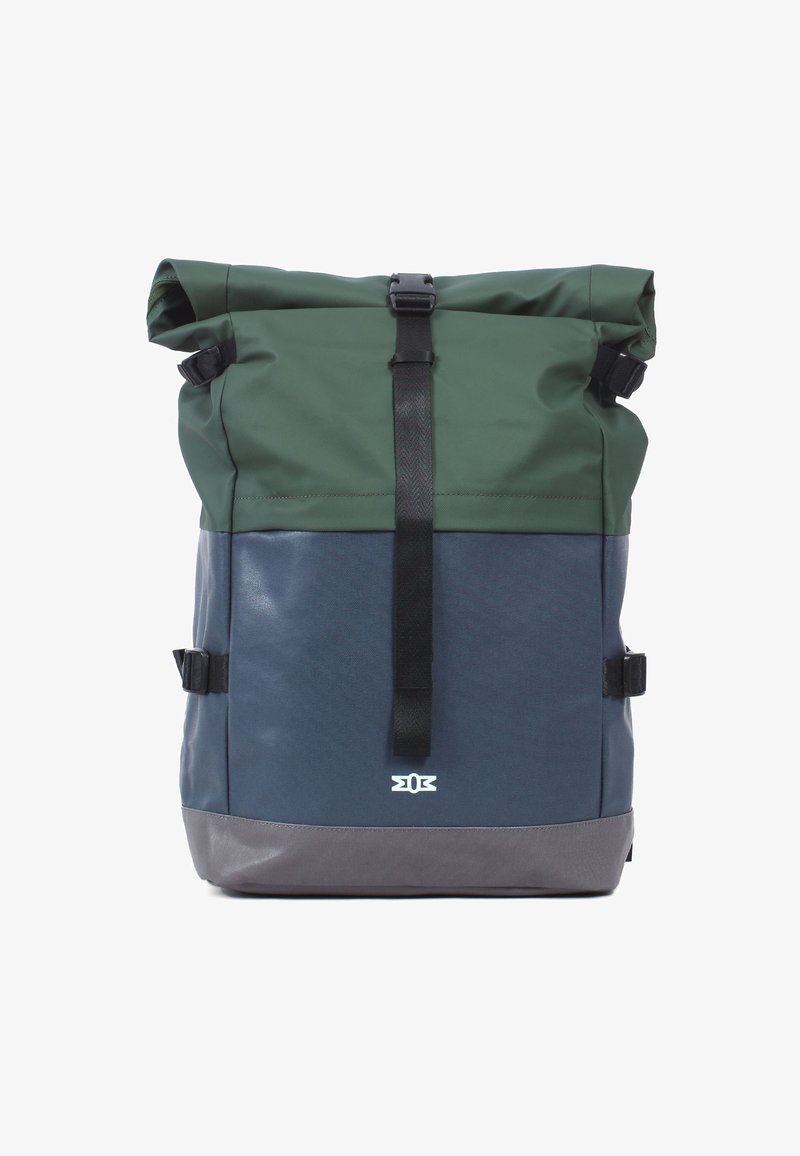 Rucksack mit Rolltop-Design, gefertigt aus grünem und marineblauem wasserfestem Material, mit schwarzen Riemen, Akzenten und grauem Boden.