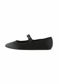 Ballerine noire en tissu lisse, avec un bout rond et une sangle décorative avec un accent en anneau. Design minimaliste, sans motifs visibles.