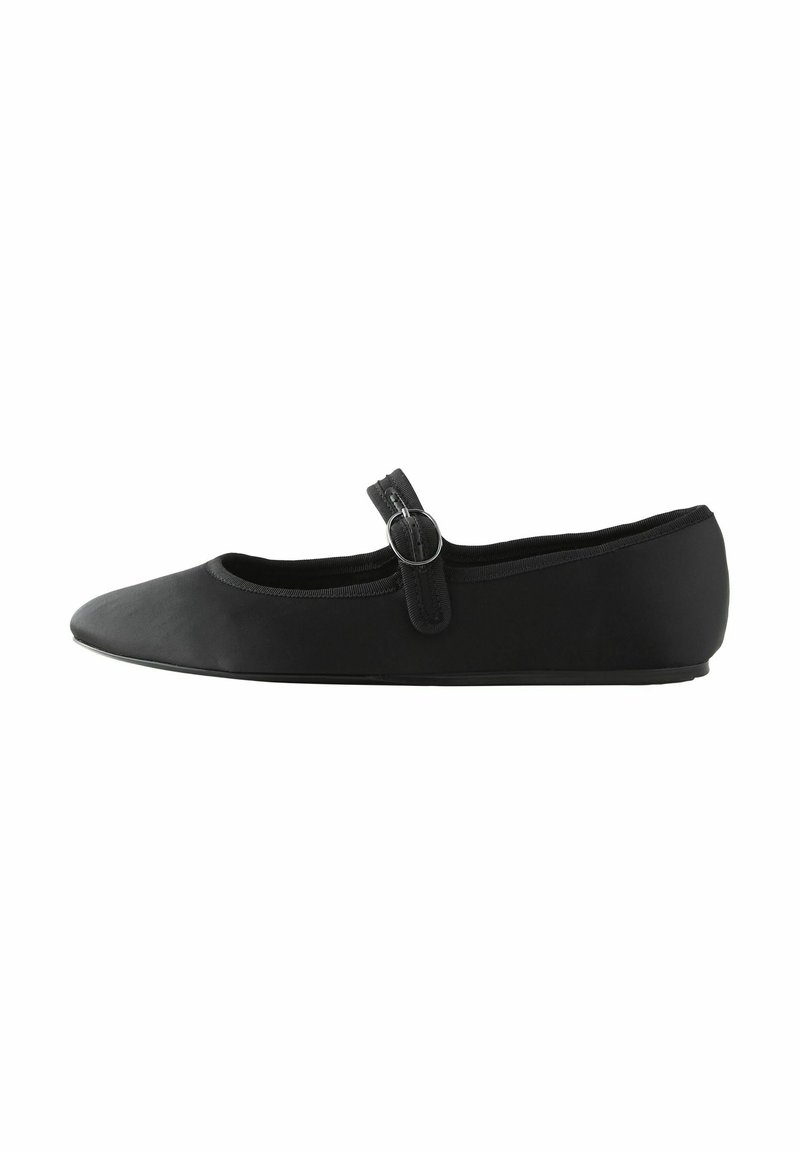 Ballerine noire en tissu lisse, avec un bout rond et une sangle décorative avec un accent en anneau. Design minimaliste, sans motifs visibles.