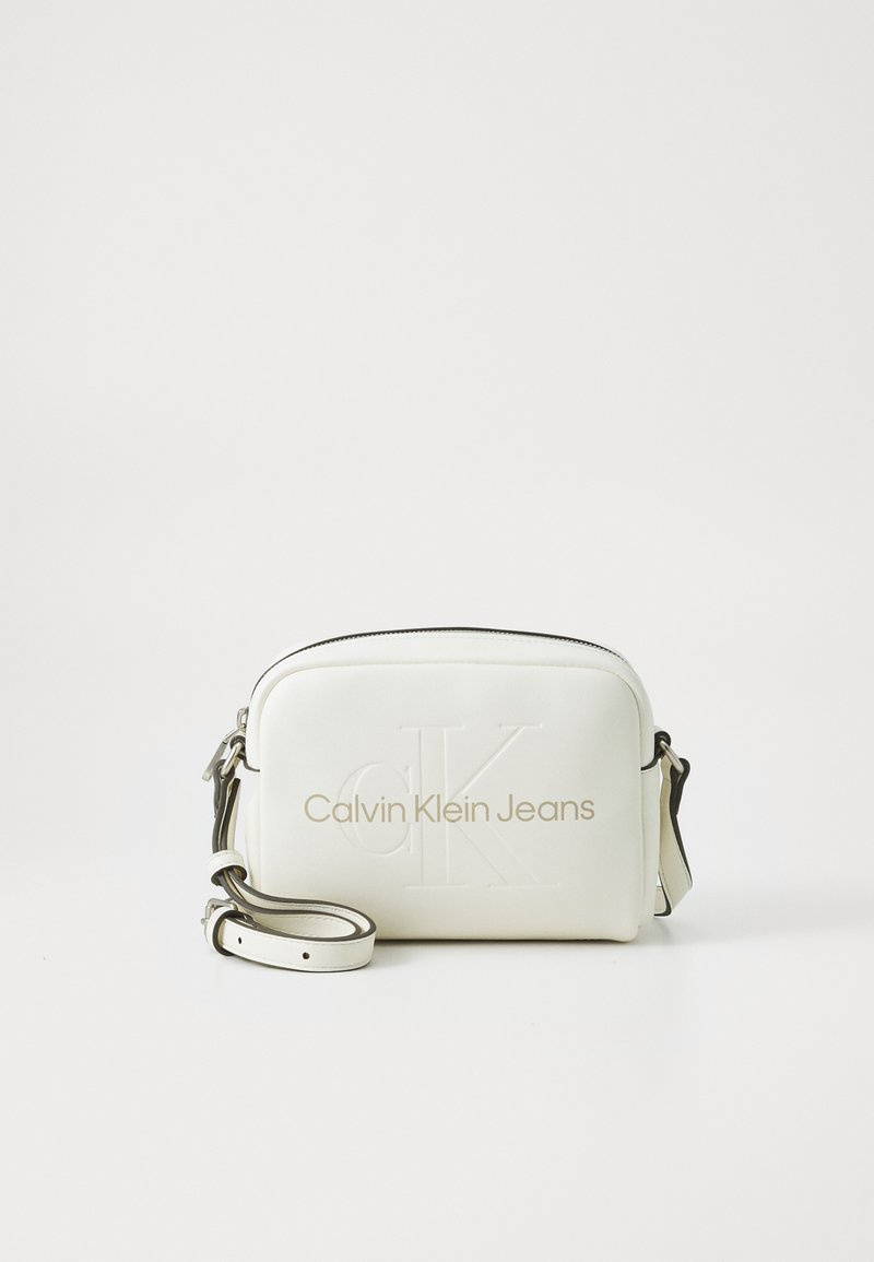 Borsa crossbody Calvin Klein Jeans in pelle bianca, con logo in rilievo e tracolla regolabile, dal profilo arrotondato e chiusura con zip.