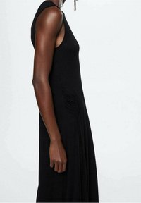 Mango Robe pull - black