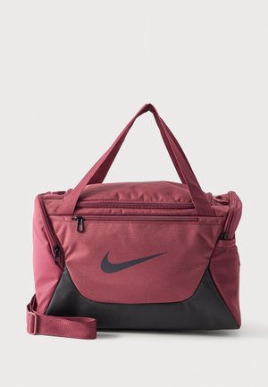 Бордо-чанта Nike в бордо и черно с дръжки за носене, презрамка за рамо, отделения с цип и страничен мрежест джоб.