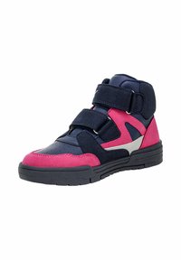 Sneaker alta con suola nera, tomaia blu navy e sovrapposizioni in suede rosa, dotato di due cinturini in velcro neri per la chiusura.