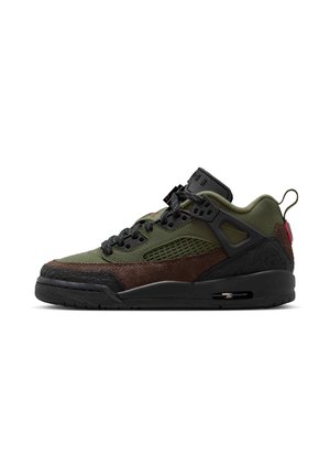 Chaussure de sport basse avec semelle noire, tige en mesh vert et tissu, détails en daim marron, cage à lacets noire et languette au talon.