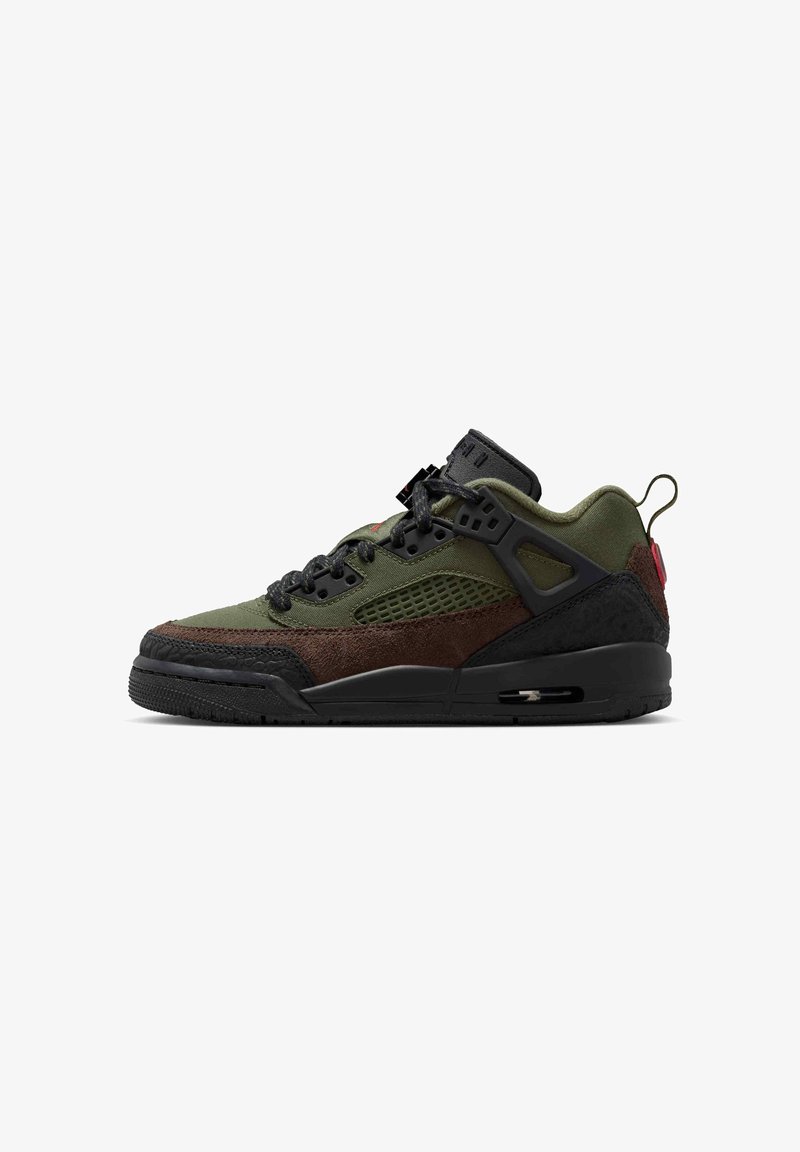 Chaussure de sport basse avec semelle noire, tige en mesh vert et tissu, détails en daim marron, cage à lacets noire et languette au talon.