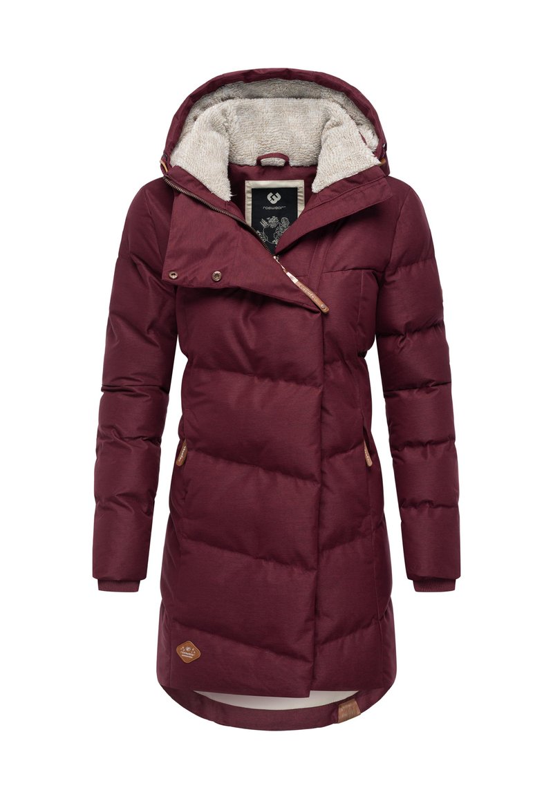 Bordo spalvos pūkinė striukė su išraiškingu apykakliu, dirbtinio kailio pamušalu ir kontrastingomis rudos spalvos detalėmis. Yra užtrauktuko uždarymas ir šoninės kišenės.