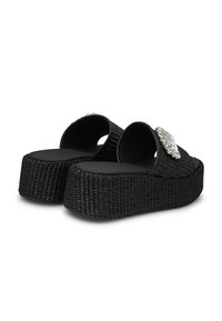 Sandali con zeppa nera in platform, con texture intrecciata, apertura sul retro e decorazione di cristalli sul davanti. Suola in gomma nera.