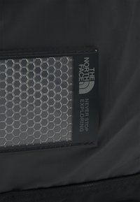 The North Face BASE CAMP VOYAGER DUFFEL 62L UNISEX - Borsa per lo sport - asphalt grey-radiant orange