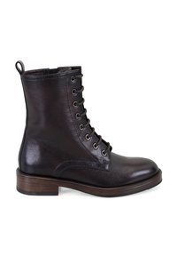 Bottines en cuir marron avec un bout arrondi, un laçage à l'avant, une languette d'enfilage et un talon empilé. Finition texturée et accents de couture visibles.