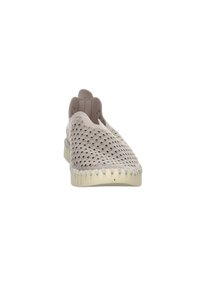 Scarpa leggera senza lacci con tomaia in rete, colore beige e suola testurizzata. Presenta una forma arrotondata e un design minimalista.