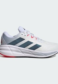 Baskets de sport blanches avec un dessus texturé, des accents gris et bleu, et un talon rouge. Comprend un marquage distinctif à trois bandes et une semelle Cloudfoam+.