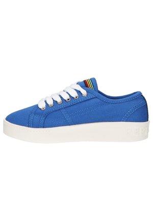 Zapatilla de lona azul con cordones blancos, suela de goma, costuras laterales y un acento a rayas multicolores en el talón. Superficie superior texturizada.
