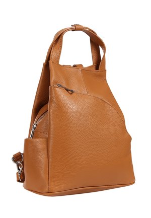 Sac à dos en cuir marron texturé avec poignée supérieure, poche zippée à l'avant et poche latérale visibles sur fond blanc uni.