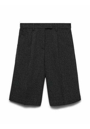 Pantalones cortos plisados de color gris oscuro, hechos de una tela texturizada, con un corte recto, una cinturilla de altura media y pasadores para cinturón, diseñados para la comodidad.
