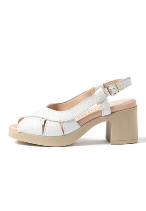 Sandalo slingback in pelle bianca texturizzata con tacco beige chunky e chiusura con fibbia dorata, punta aperta e dettagli cut-out sul davanti.