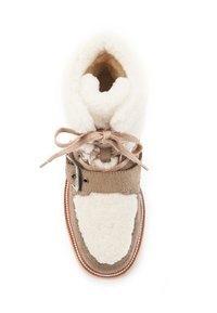 Smešane smeđe antilop čizme s bijelim krznom i naglascima. Imaju vezanje, metalne dijelove i podstavljen ovratnik za udobnost.