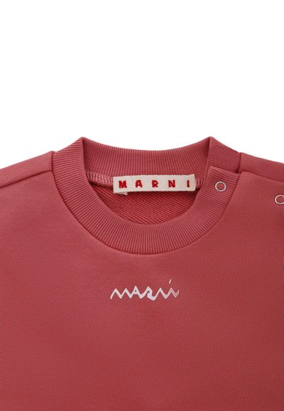 Roze katoenen sweatshirt met een ribbelige ronde hals, voorzien van zilveren geborduurde logo's en drukknoopdetails op de schouder. Merkenlabel bevestigd.