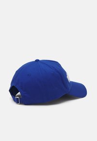 Gorra de béisbol azul con visera curva, hecha de algodón, que presenta un logotipo bordado en la parte frontal y una correa ajustable en la parte posterior.