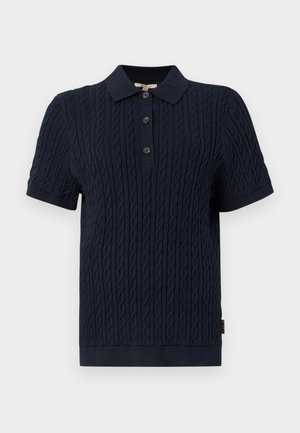 Tricou polo bleumarin cu mâneci scurte, având un model cu tricot ajurat, fenta cu trei nasturi și guler și tiv din rețea simplă.