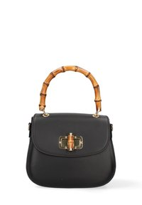 Borsa a mano in pelle nera con forma curva, manico in bambù, hardware in oro e un'inconfondibile chiusura sulla parte anteriore.