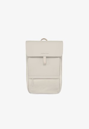 Beige rugzak met een klepopening en een voorzak. Gemaakt van zacht materiaal met een minimalistisch ontwerp. Heeft een logo aan de voorkant.