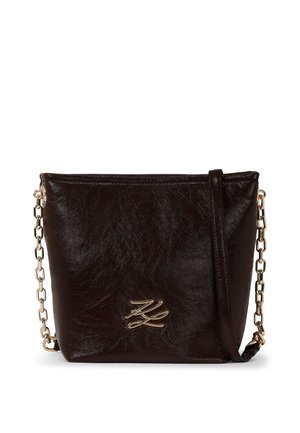 Sac bandoulière en cuir marron foncé avec une chaîne dorée et un emblème logo doré à l'avant.
