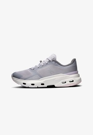 Hellgrauer Sneakers mit atmungsaktivem Mesh-Obermaterial, gepolsterter weißer Sohle mit mehreren Belüftungslöchern und Schnürverschluss.