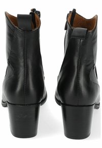 Botas de cuero negro hasta el tobillo con punta redondeada, parte superior texturizada, cierre de cremallera en la parte posterior y un tacón cilíndrico. Acabado liso con costuras mínimas.