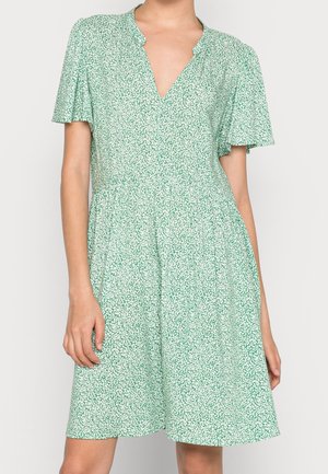 Grünes, kurzärmliges Kleid mit V-Ausschnitt, ausgestelltem Rock und strukturierter Stoff mit verteilt angeordnetem Blattmuster.
