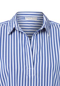 Camicia a righe verticali blu e bianche con colletto, dotata di scollatura a placca e etichetta Marie Lund Copenhagen all'interno del colletto.