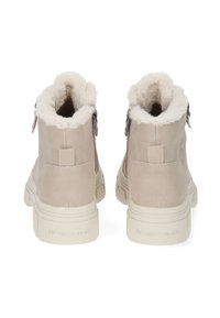 Beige ankle boots s podšívkou z kožešiny, se zipy, robustními podešvem a logem Tom Tailor na patě, viděné z zadní strany.