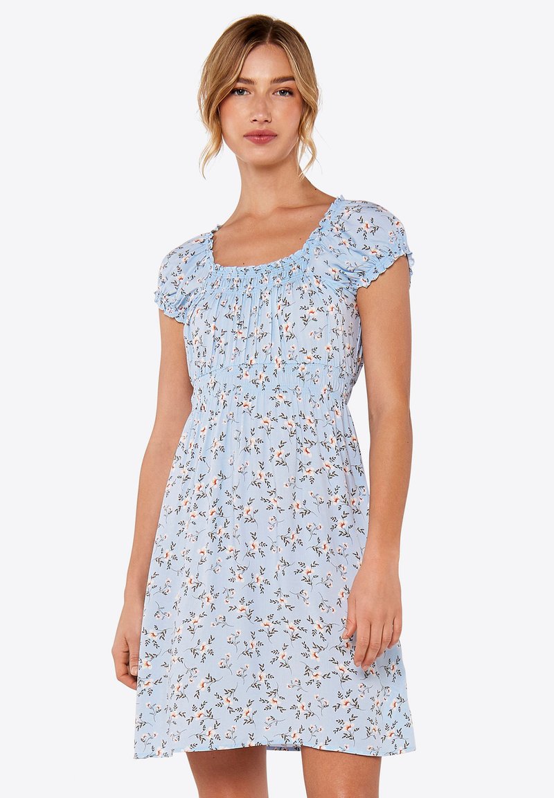 Helles blaues Kleid mit kurzen Puffärmel, versehen mit floralen Mustern in Pink und Grün, gesmokter Oberteil und A-Linie Silhouette.