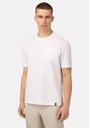 Witte katoenen T-shirt met korte mouwen, voorzien van een kleine borstzak en een subtiele merklabel op de zoom. Glad textuur en een relaxte pasvorm.