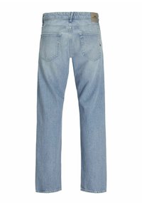 Jeans de mezclilla azul claro, diseño de pierna recta, cinco bolsillos, costuras notables y una etiqueta de parche en la cinturilla.