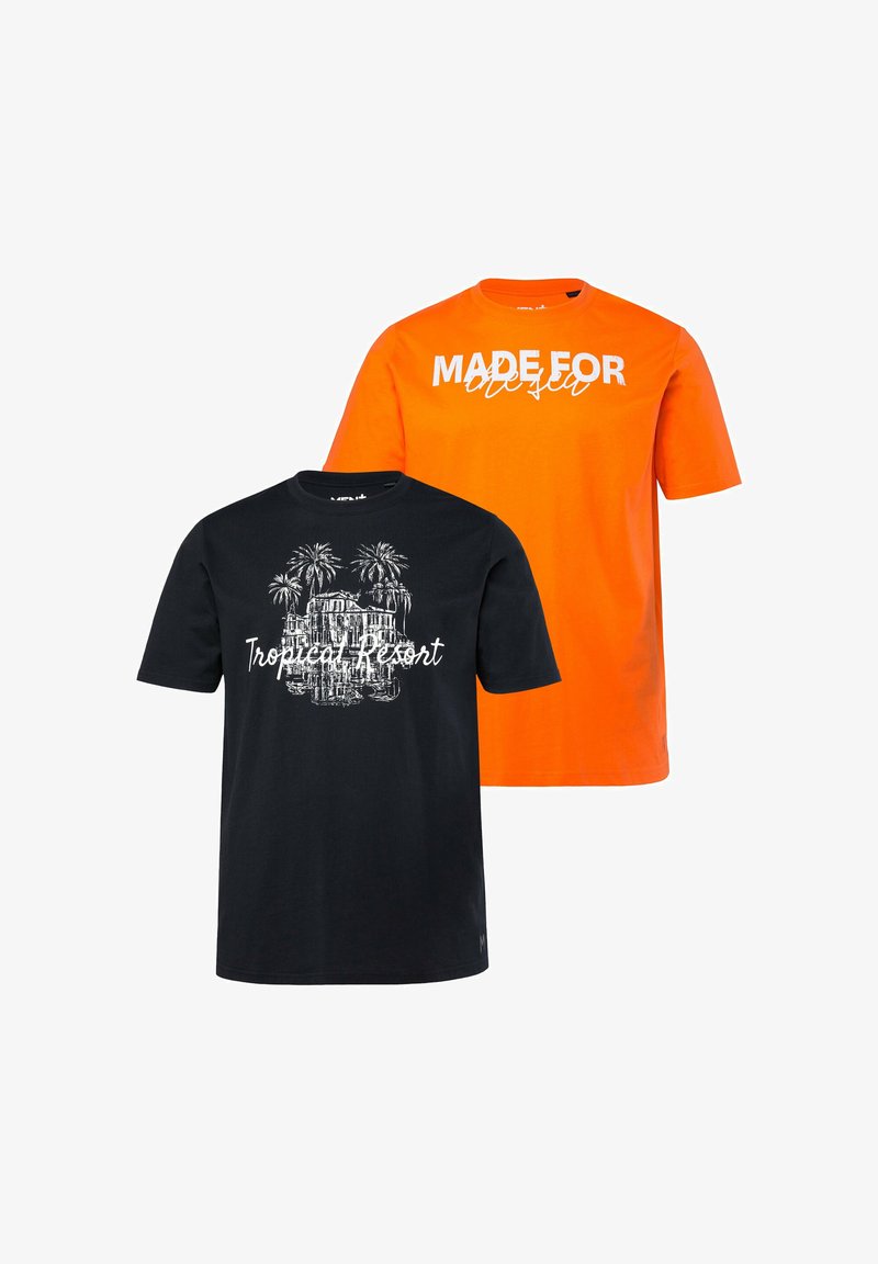 Deux t-shirts à manches courtes, un noir avec un motif blanc de station tropicale, un orange vif avec le texte "MADE FOR" en blanc et en écriture cursive.