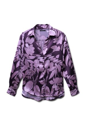 Chemise en satin violet avec un motif floral en rose clair, à manches longues, col replié et fermeture à boutons sur le devant.