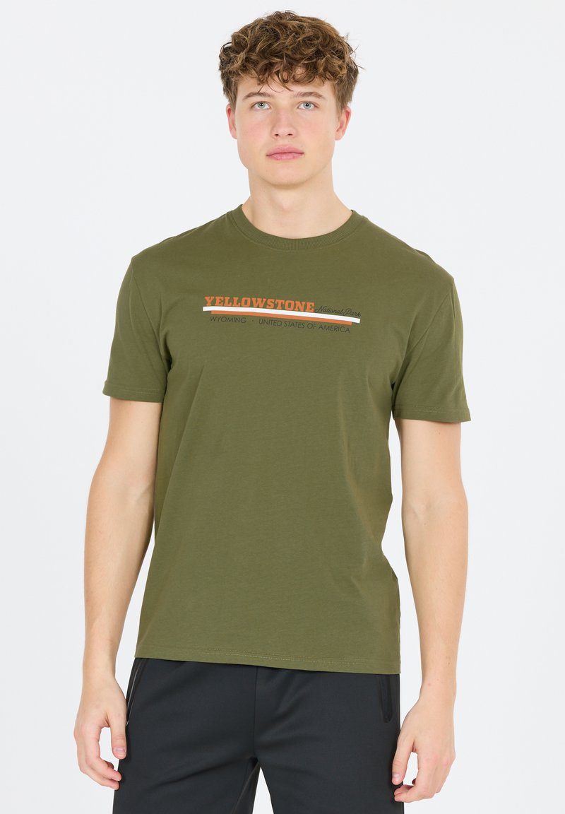 Olivengrøn t-shirt med rund hals, korte ærmer og et frontgrafik med teksten "YELLOWSTONE National Park" i orange og hvid.