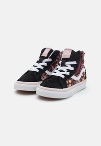 Baskets montantes noires avec des panneaux en textile floral, lacets blancs et accents roses. Comprend une fermeture éclair sur le côté et une semelle en caoutchouc.