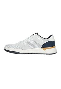 Zapatos deportivos con parte superior de malla blanca, acentos en azul marino y suela de un tono marrón claro. Presentan un diseño texturizado y un cierre de cordones tradicional.