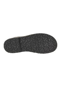 Talpa de pantof din cauciuc negru cu un model ondulat, având gripuri circulare ridicate pentru aderență și o margine din spate netedă.