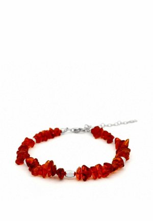 Braccialetto con perline di ambra rossa irregolari e piccole perline trasparenti, fissato con una chiusura in argento e catena regolabile.