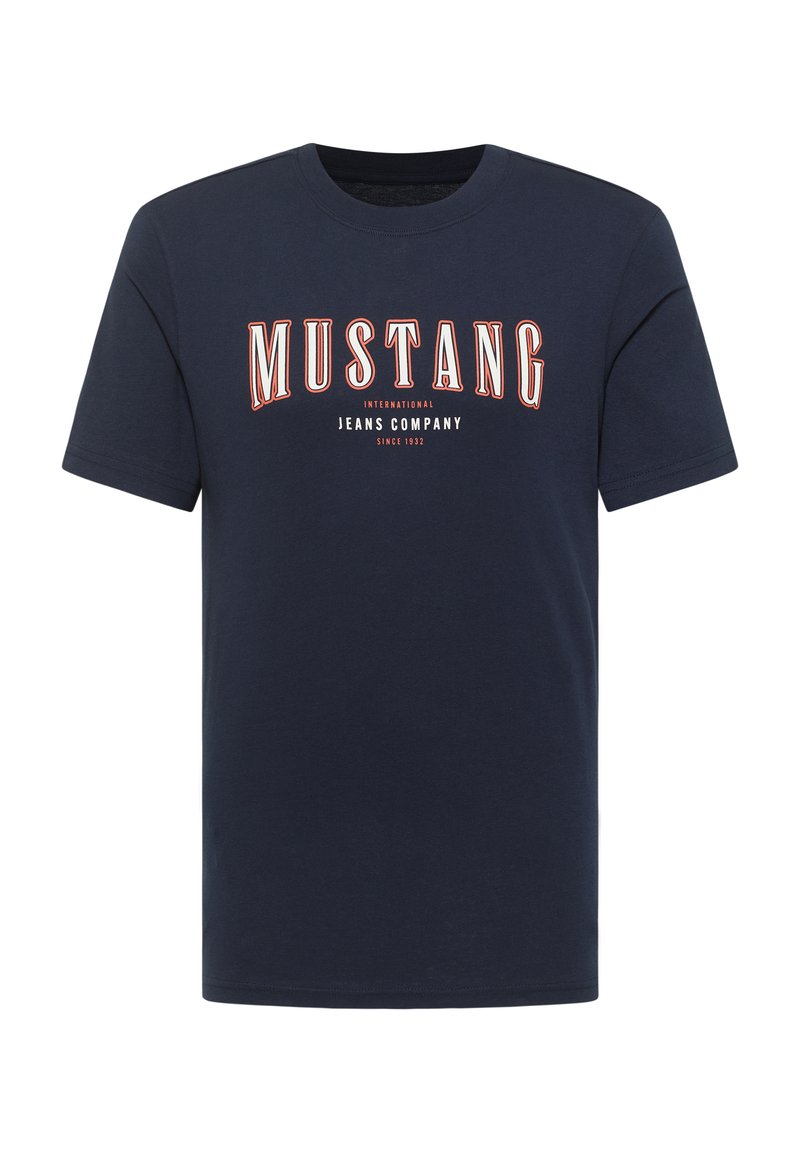 Jūros mėlynos spalvos medvilninė marškinė su trumpomis rankovėmis, ant krūtinės turinčios retro stiliaus užrašą "MUSTANG" ryškiai raudonomis ir baltomis raidėmis.