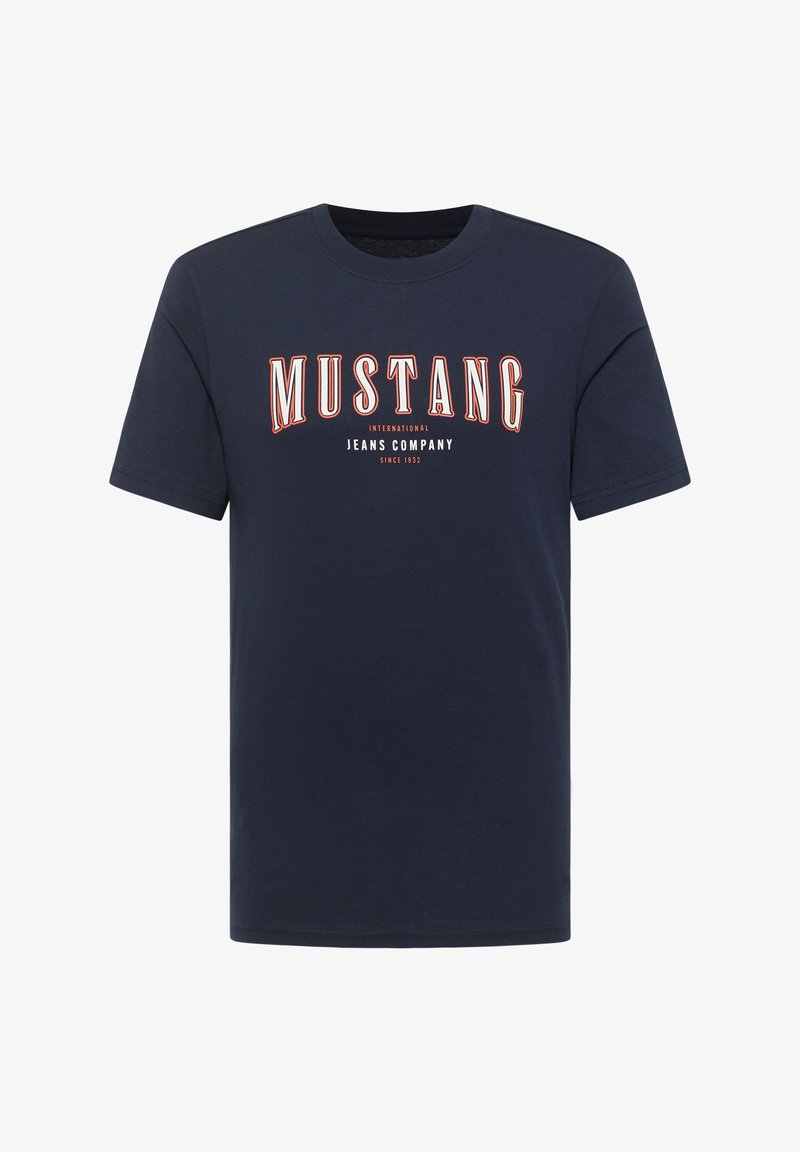 Jūros mėlynos spalvos medvilninė marškinė su trumpomis rankovėmis, ant krūtinės turinčios retro stiliaus užrašą "MUSTANG" ryškiai raudonomis ir baltomis raidėmis.