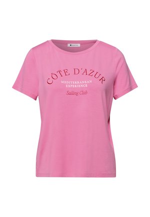 Roze T-shirt met korte mouwen, met de tekst "Côte d'Azur Mediterranean Experience Sailing Club" in rood en wit op de voorkant, met een ronde halslijn.