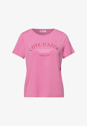 Roze T-shirt met korte mouwen, met de tekst "Côte d'Azur Mediterranean Experience Sailing Club" in rood en wit op de voorkant, met een ronde halslijn.