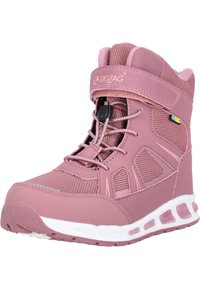 Sneakers alte rosa realizzati in materiali mesh e sintetici. Presentano una suola in gomma, una cintura regolabile e un sistema di allacciatura a contrasto.