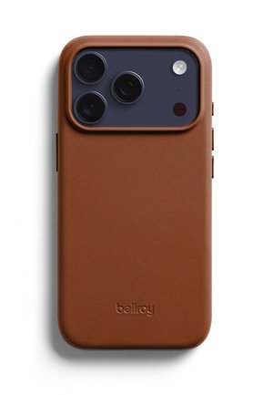 Custodia per telefono in pelle marrone che copre la parte posteriore di uno smartphone con tre obiettivi della fotocamera e un flash su sfondo bianco.